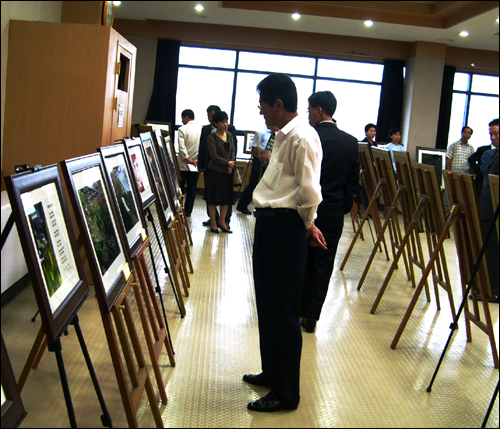 광산구 첨단종합사회복지관 전시장에서 작품을 감상하고 있는 주민들.
 